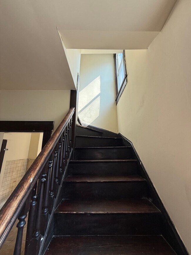 Building Photo - 3 bedroom 1 bath single family home with yard.