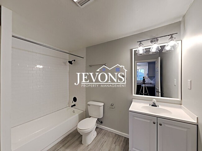 Building Photo - 3303 S Ainsworth Ave