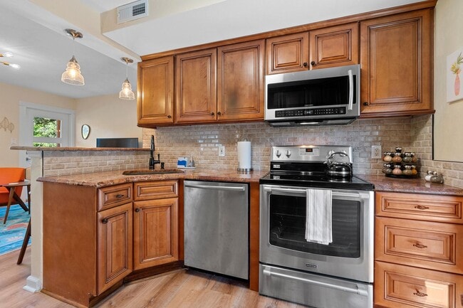 Building Photo - Charming 3Bed 2bath Nestled in the heart o...