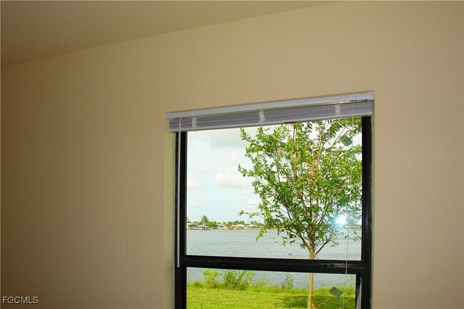 Building Photo - 530 SE 5th Ave