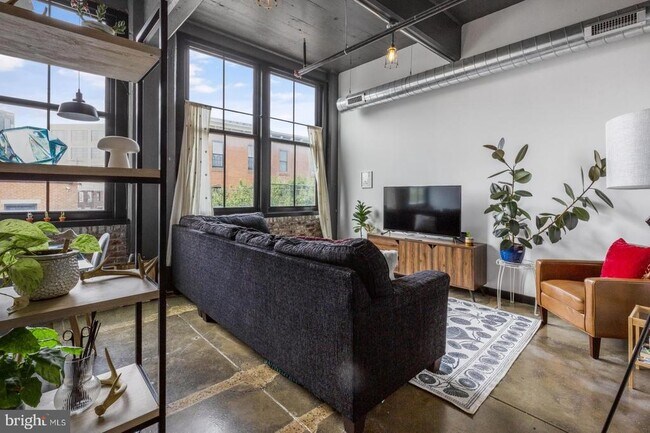 Building Photo - 1701 Tulip St