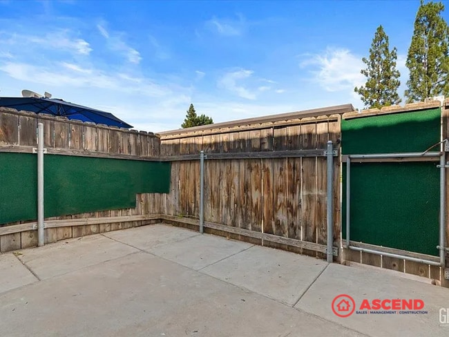 Building Photo - Beautiful 2 Bedroom, 2 Bathroom Home with ...
