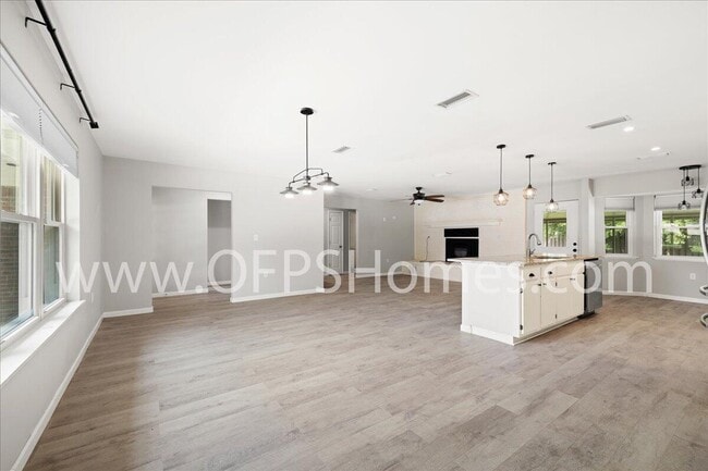 Building Photo - 1112 Coral Dr