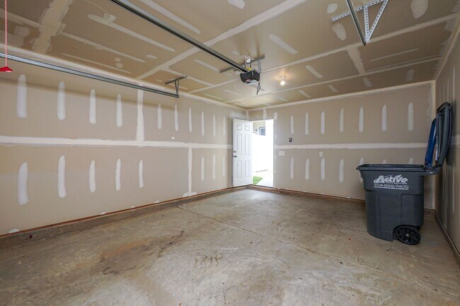 Building Photo - Lovely 3 Bed 2.5 Bath Townhome