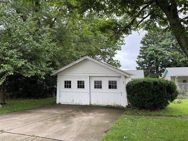Building Photo - 4250 Harding Dr