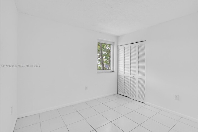 Building Photo - 4515 SW 68th Ct Cir