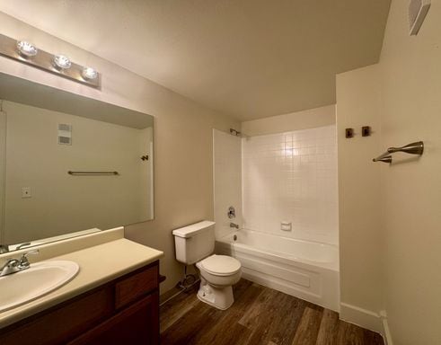 Building Photo - Lovely 1 Bedroom, 1 Bathroom Lakewood Condo! Community POOL!!!