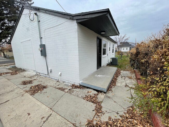 Building Photo - Charming 3 Bed/1 Bath Home!