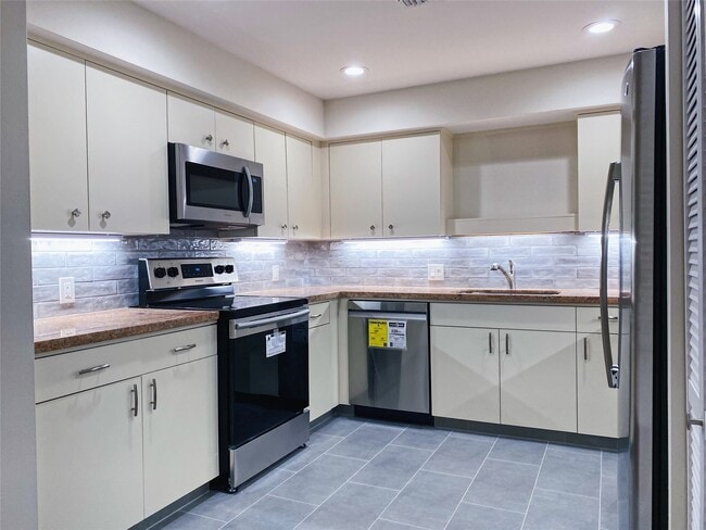 Building Photo - 14 Greenway Plz