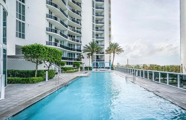 Building Photo - 15811 Collins Ave