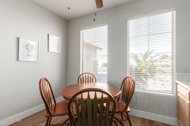 Building Photo - 3725 E Meadowview Dr