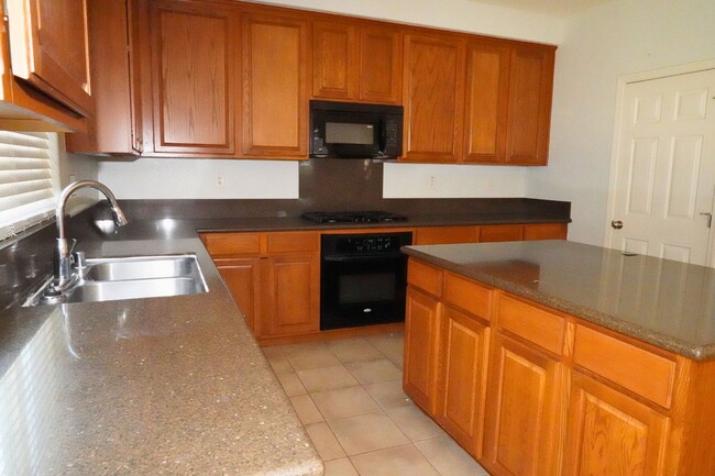 Building Photo - Beautiful 4 bed/ 3.5 bath in Natomas!