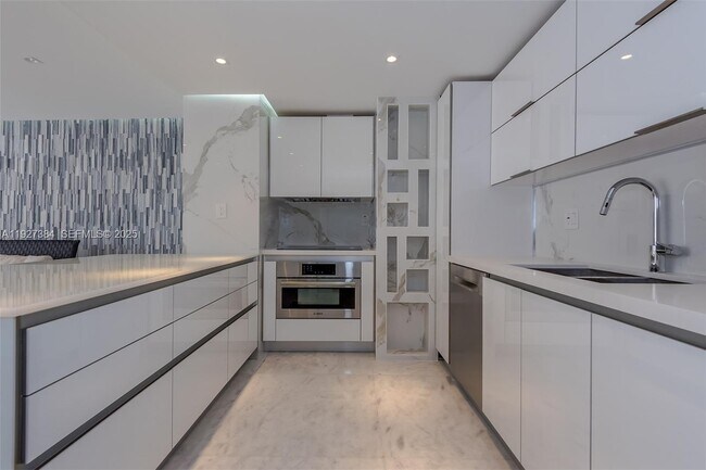 Building Photo - 6423 Collins Ave