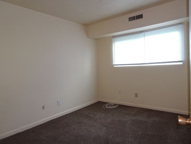 Building Photo - 2 Bedrooms 1 Baths Apartment Rental in Parkview area Newport News