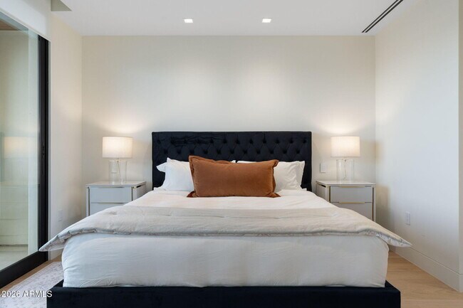 Building Photo - 6587 N Palmeraie Blvd