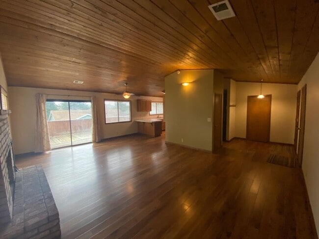 Building Photo - Excellent eastside location, 3/2, fenced yard, 2 car garage