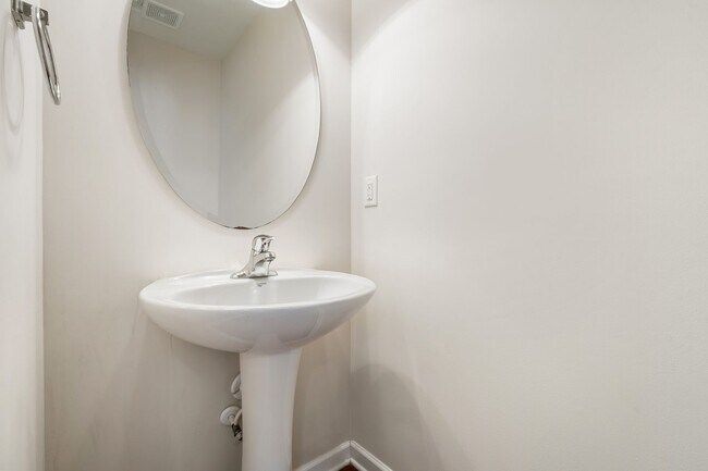 Building Photo - 2be / 2.5ba Townhome Near Hope Valley Farms!