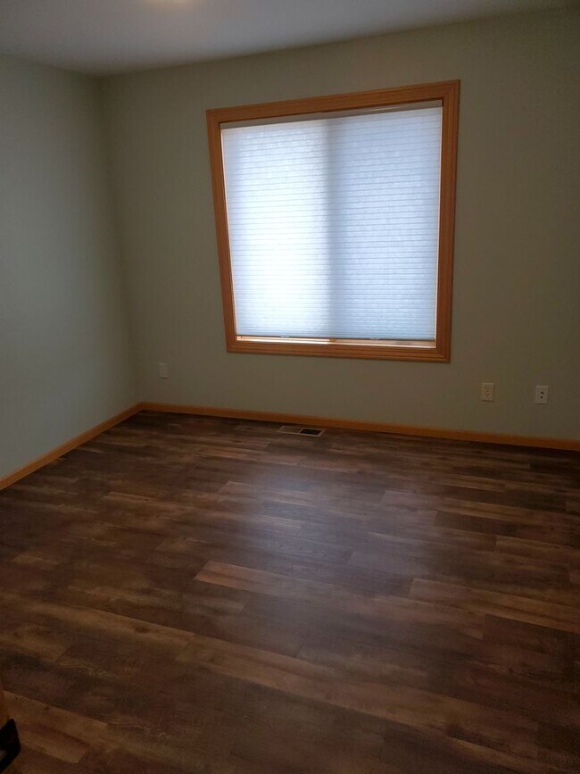 Building Photo - Beautiful 4 bedroom pet friendly house on ...