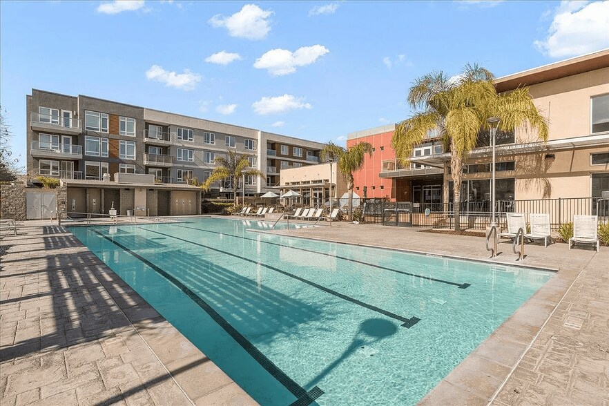 Building Photo - 5925 Charlotte Dr