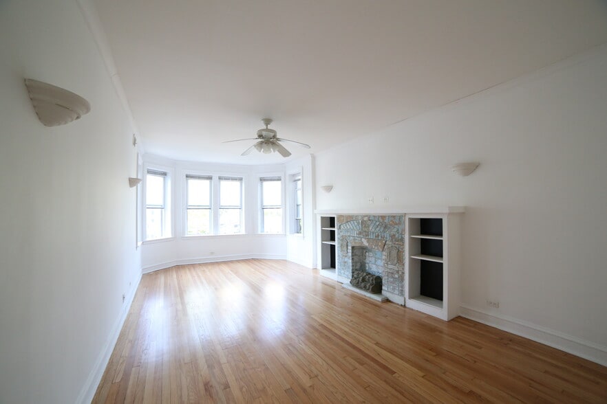 Logan Square 3 Bed 2 Bath, 1800 square feet - 3570 W Lyndale St