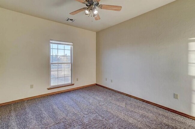 Building Photo - 608 Shady Oak