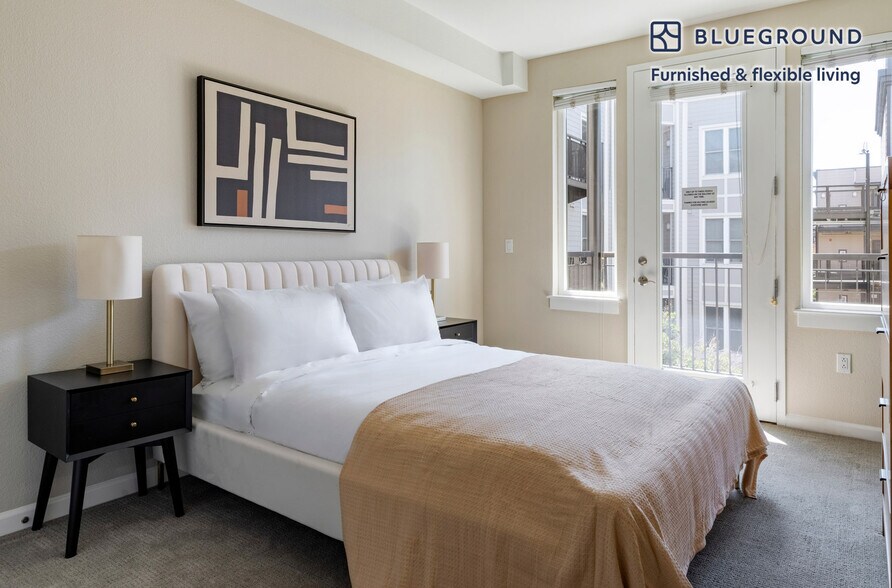 Building Photo - 5684 Bay St