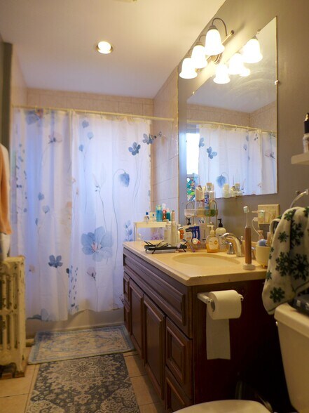 Building Photo - 12 Cherokee St