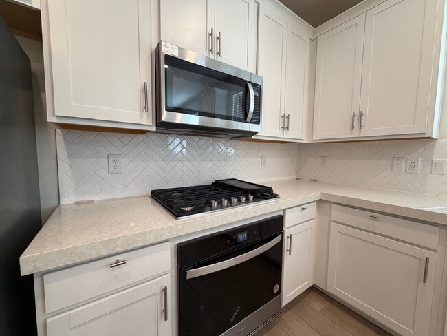 Building Photo - GORGEOUS 4 BED 3 BATH 2 CAR GARAGE SINGLE FAMILY HOME W/ LOFT, VAULTED ENTRYWAY, BACKYARD, AND BE...