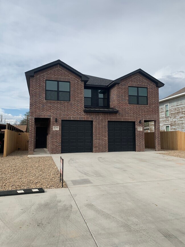 Building Photo - 1711 2nd Ave