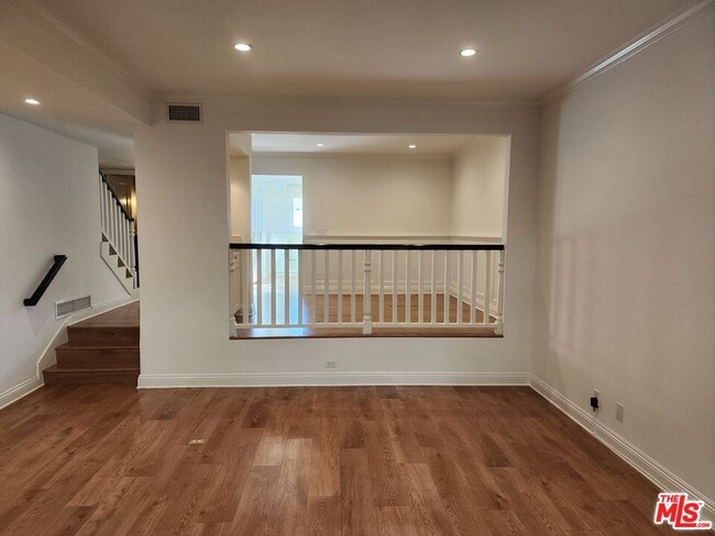 Building Photo - 1546 Palisades Dr