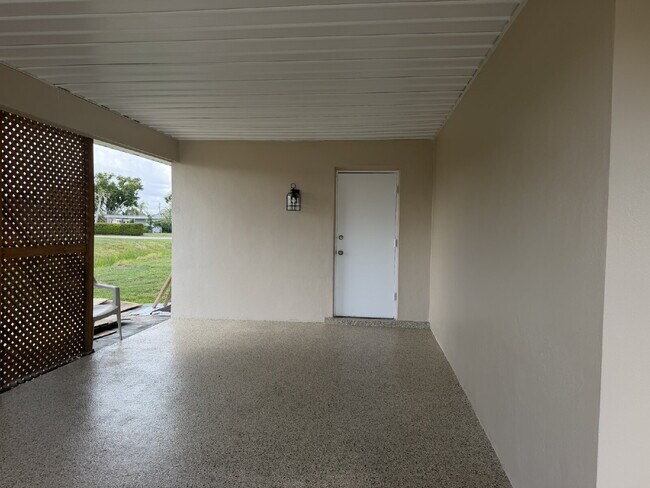 Building Photo - "Charming 3-Bedroom with 2 Full Baths in North Port"