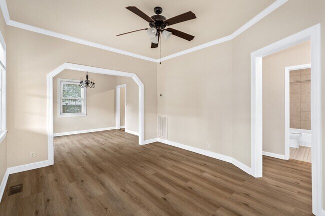 Building Photo - Charming Cottage in sought after Old Hicko...