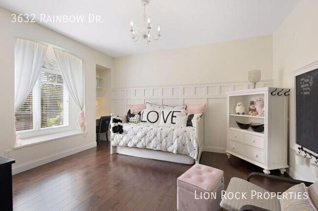 Building Photo - 3632 Rainbow Dr