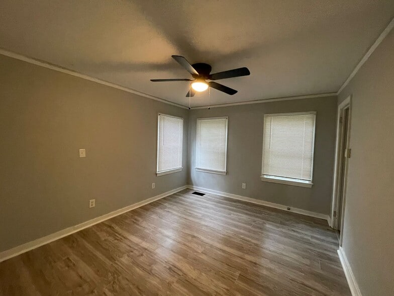 Building Photo - 218 S Park Dr