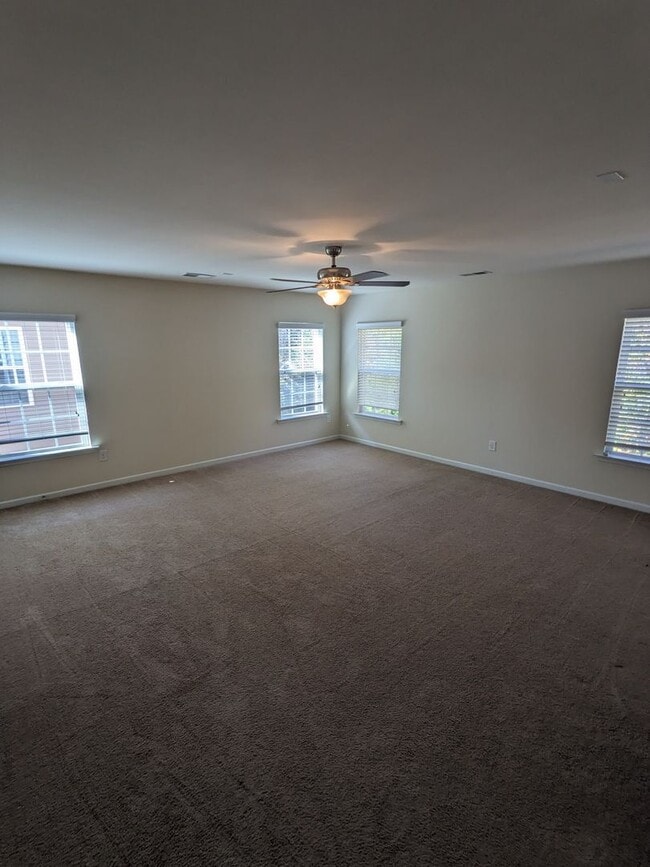 Building Photo - Stunning 7 Bedroom House with a Loft and U...