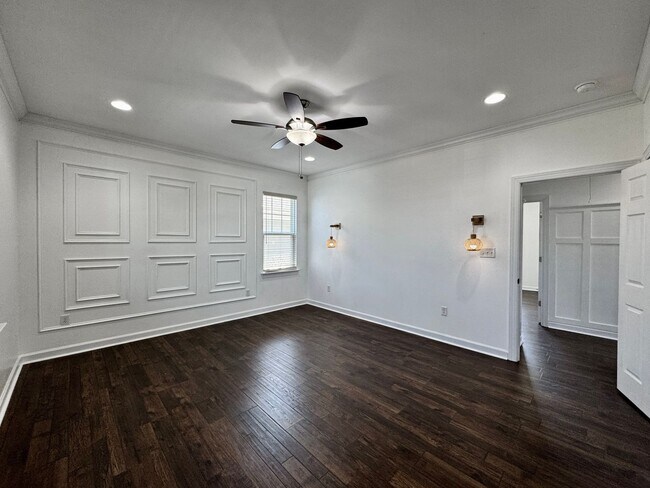 Building Photo - A Block From The Beaches! Ready 09-21-26! Oversized Parking Pad, Pet Friendly!