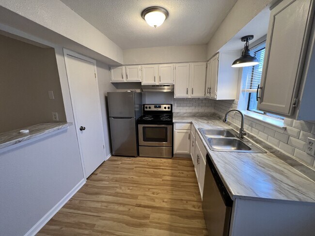 Building Photo - 2705 Wimbledon Ct