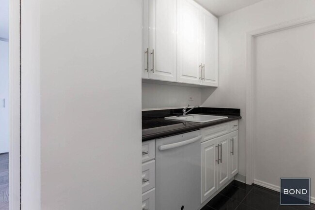 Building Photo - 400 E 71st St