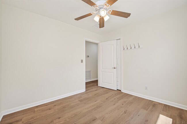Building Photo - 7950 Longridge Dr