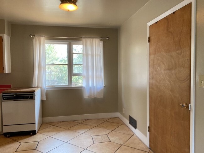 Building Photo - STUDENTS WELCOME! Ranch Home w/ Finished Basement, Fenced Yard and Two Kitchens