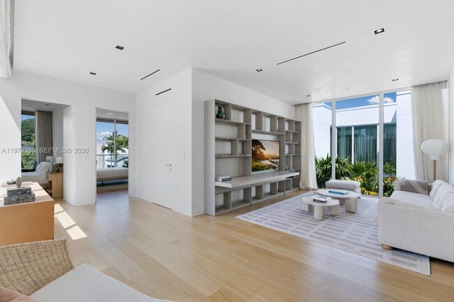 Building Photo - 1051 W 48th St