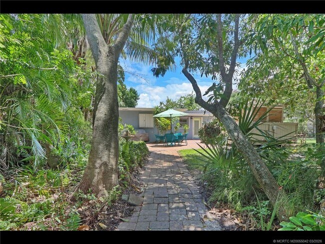 Building Photo - 1905 NE River Ct