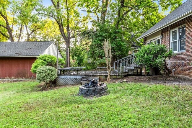Building Photo - Large Brick Two Story Home, Hardwoods, Sep...