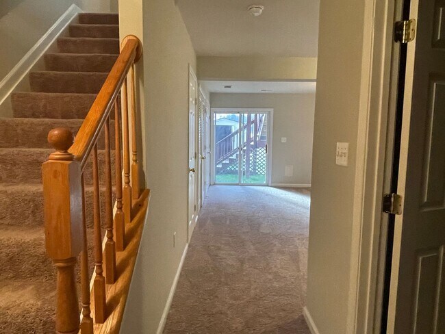 Building Photo - UPDATED TOWNHOUSE IN FREDERICKSBURG - CLOS...