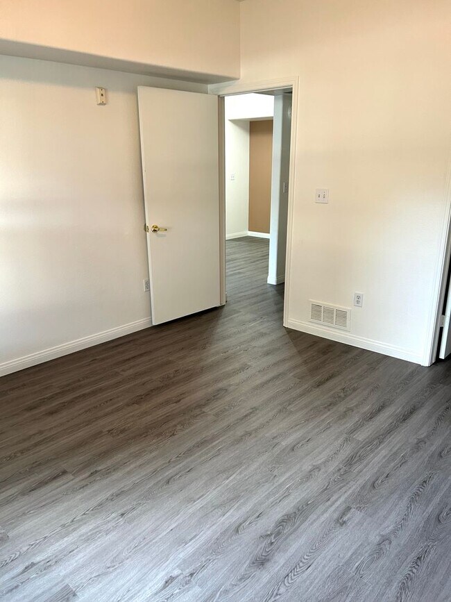 Building Photo - Charming 1 bedroom Condo with full size Ga...