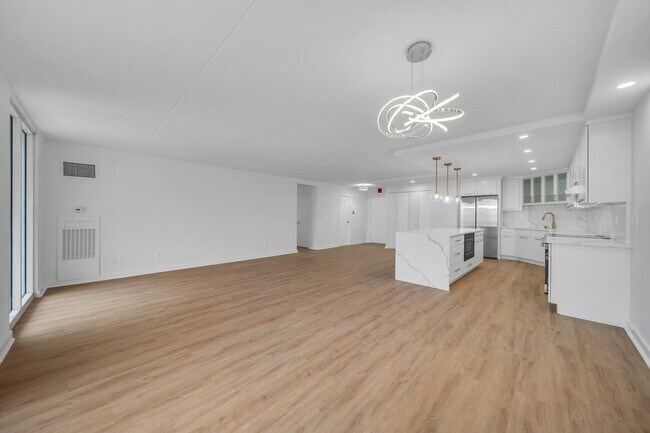 Building Photo - 1055 River Rd