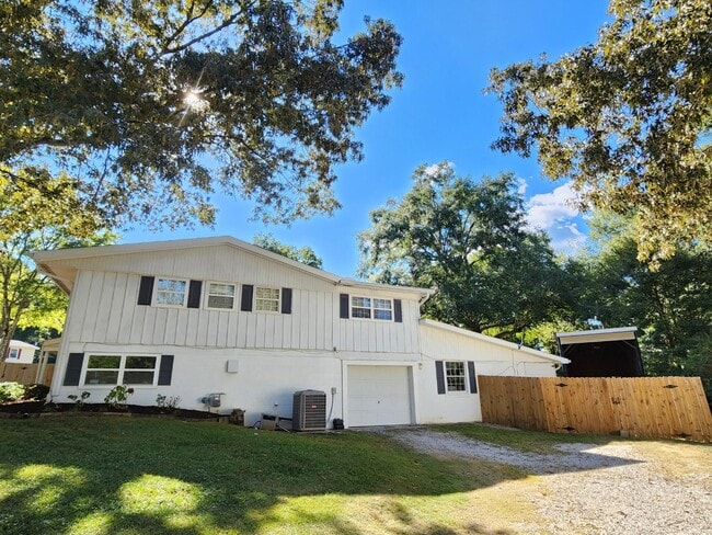 Building Photo - 3301 Roland Rd