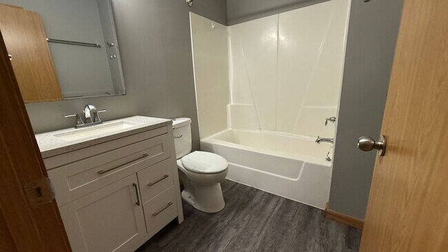 Building Photo - 8627/8635 Woodlawn Dr