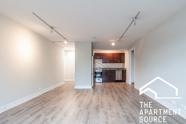 Building Photo - 445 W Wellington Ave