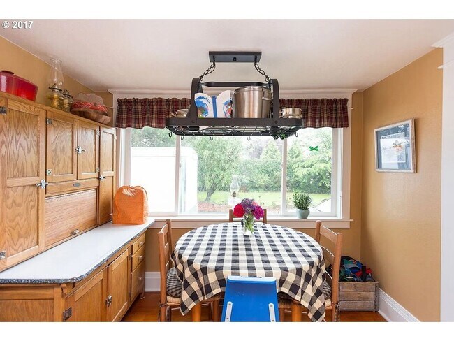 Building Photo - Beautiful 1898 Country Home